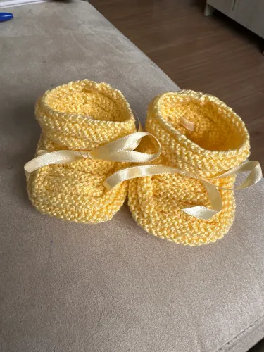 A patinho bebe amarelo ouro em Linha 0 a 6 meses