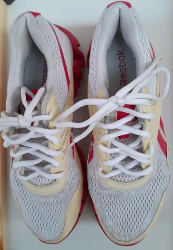 Tênis Reebok Zigtech branco e dourado 