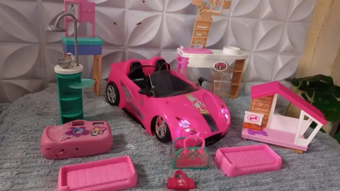 Itens barbie originais! ( carro grande acende luz camera analogica e outros )