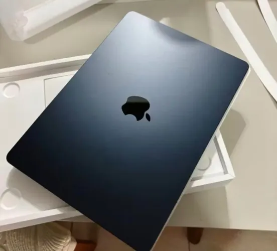 Macbook air mindnight 13'6