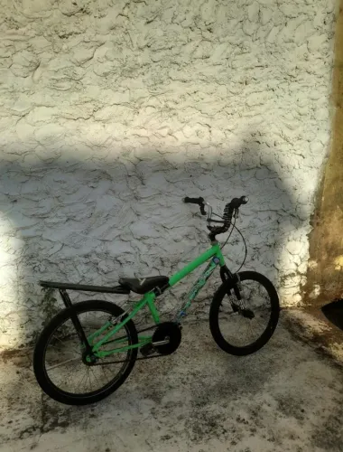 Bicicleta montadinha aro 20 em boas condições 