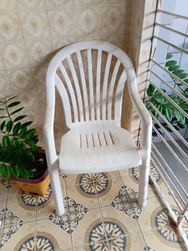 Cadeira com braço de plastico
