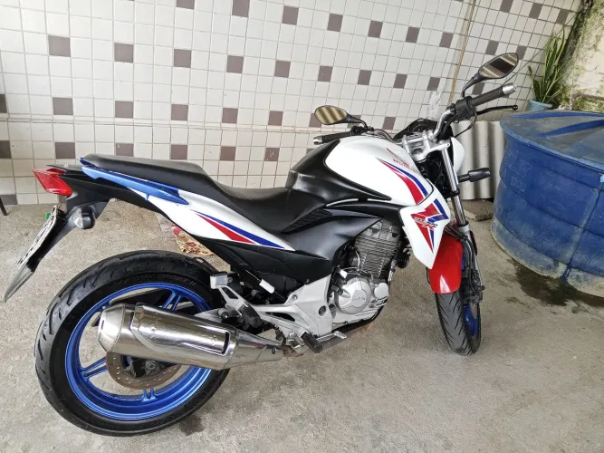 Honda CB300 - versão capitão américa