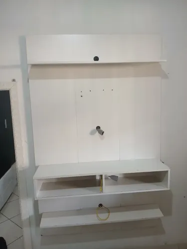 Painel de madeira branco com nichos no centro e 2 prateleiras na cor branco para tv até 50