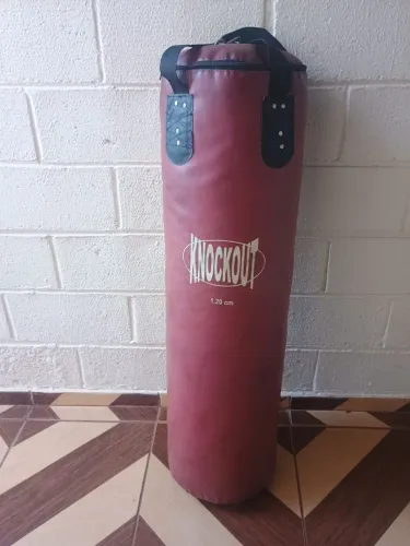 Saco de pancada de 1,20 e o par de luva da marca do saco de pancada knockout