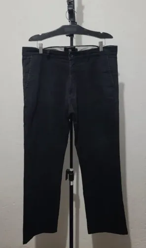 Calça Preta tamanho 48, bonita, bem confortável, tecido macio, elegante.