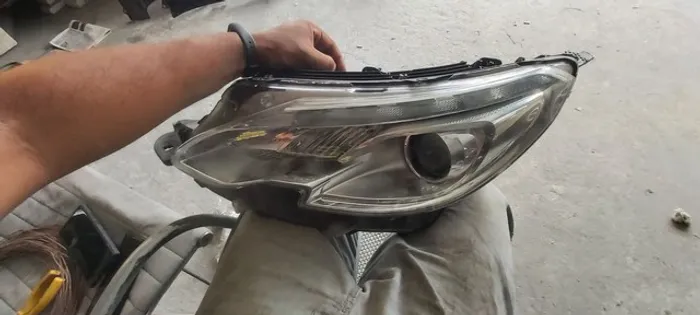 Farol do Peugeot 2008