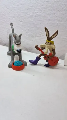Bonecos do Pernalonga e Cachorro