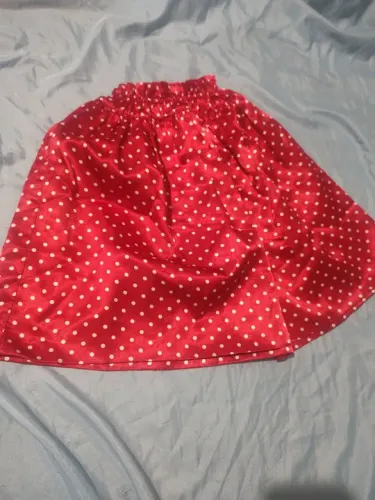 Saia vermelha com bolinhas branca