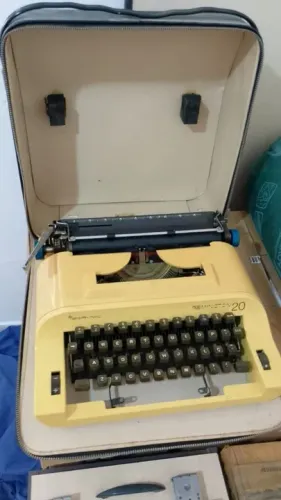 Máquina de escrever Olivetti Lettera 20