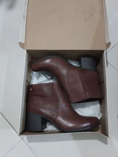 Bota curta feminina em couro
