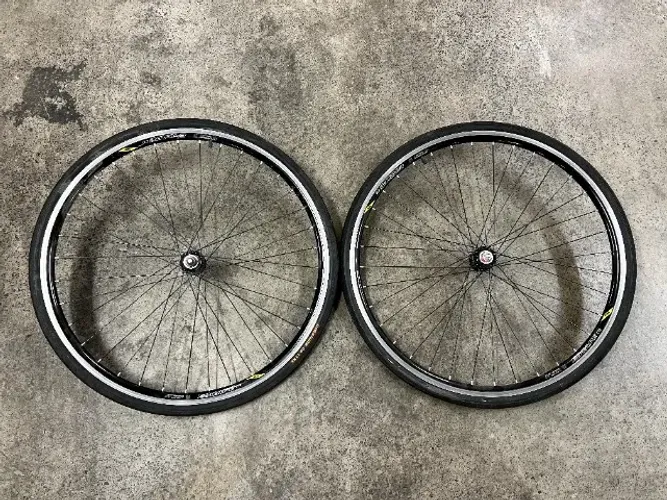 Par de rodas Escape C10 aro 27 com cubos Viper, raios e pneus Deestone novos