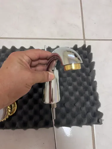 Torneira banheiro dourada dupla