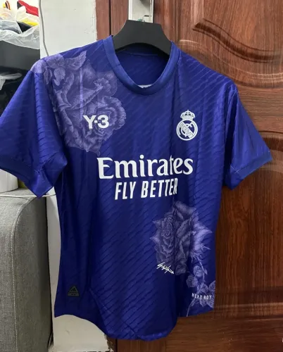 modelo jogador camiseta real madrid y3 roxa rmfc 24/25 rodrygo 11 camisa adidas
