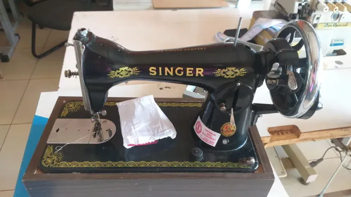 Máquina de costura doméstica Singer usada