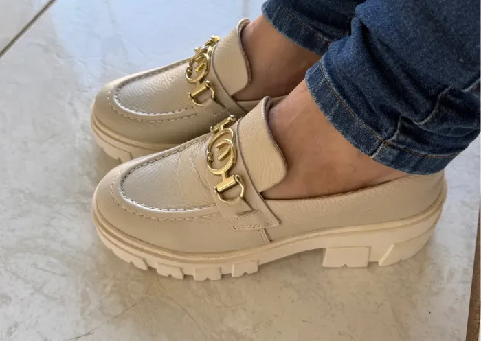Mocassim Feminino Leve e ConfortávellTratorado com Corrente tamanho 36 de marca R$80,00
