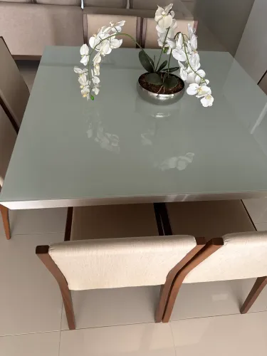 Mesa madeira e vidro com 6 cadeira da marca SIER