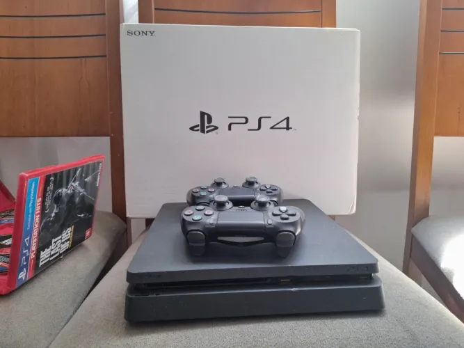 VENDO PS4 SLIM 1 TERA COM DOIS CONTROLES + 3 JOGOS