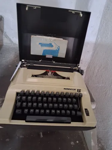 Máquina de escrever Remington 15