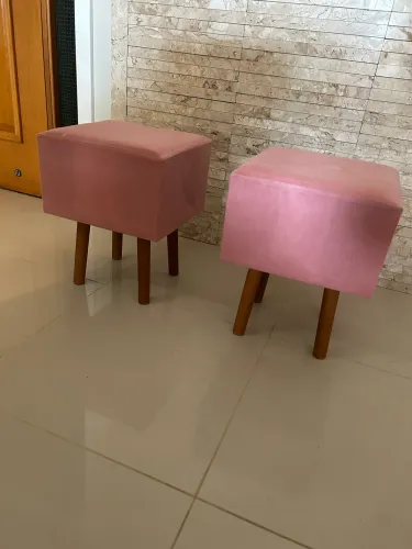 2 pufes rosa de madeira