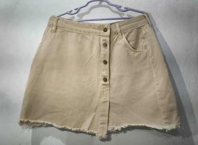 Saia Jeans Bege com Botões e Barra Desfiada