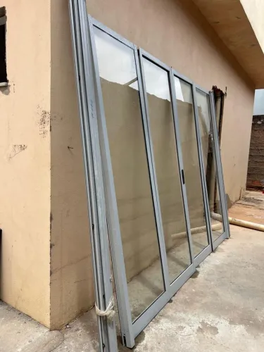 Porta esquadria de alumínio 4 folhas