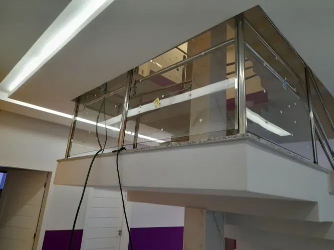 Escada em aço inox com vidro temperado
