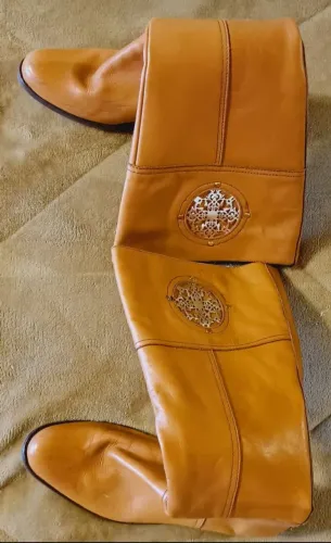 02 Botas Cano Alto: Caramelo 36 + Cinza 35