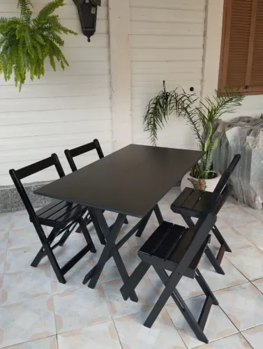 Conjunto de mesa dobrável preta com cadeiras