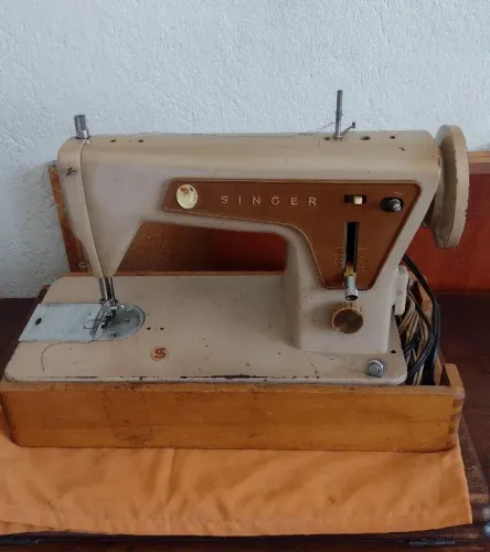 Maquina de costura Singer Bege