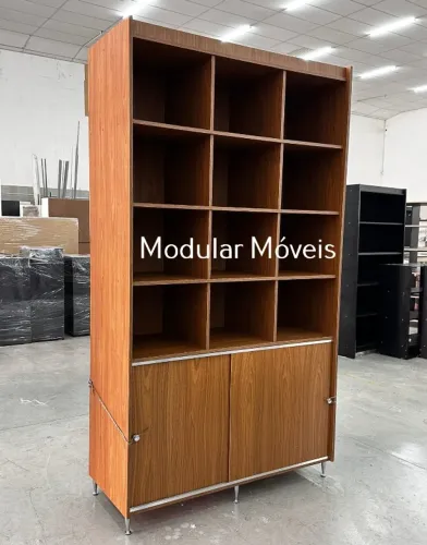 SUPER COLMEIA COM PORTAS E PÉS CROMADOS - MDF AMADEIRADO