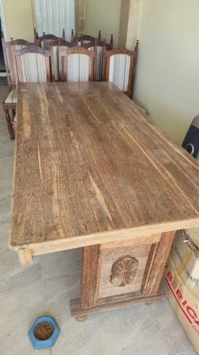 Mesa e cadeiras de madeira maciça estilo colonial 
