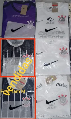 Camisas de clubes de futebol.