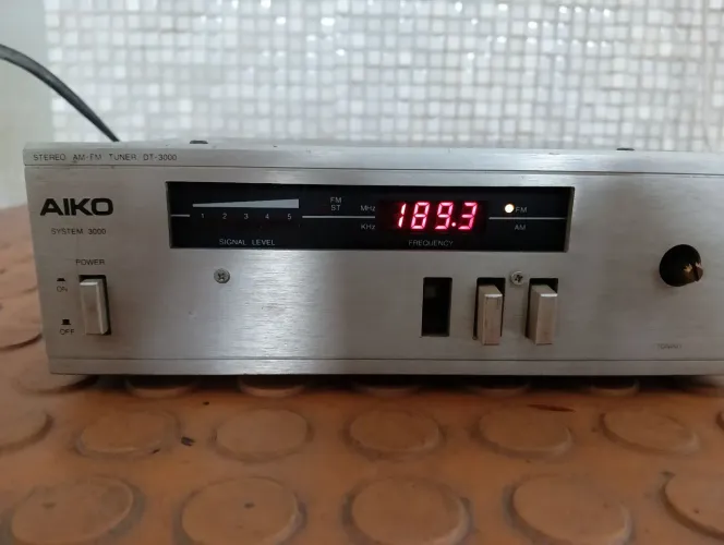 Tuner Aiko modelo DT3000 funcionando mas faltando peças LEIA