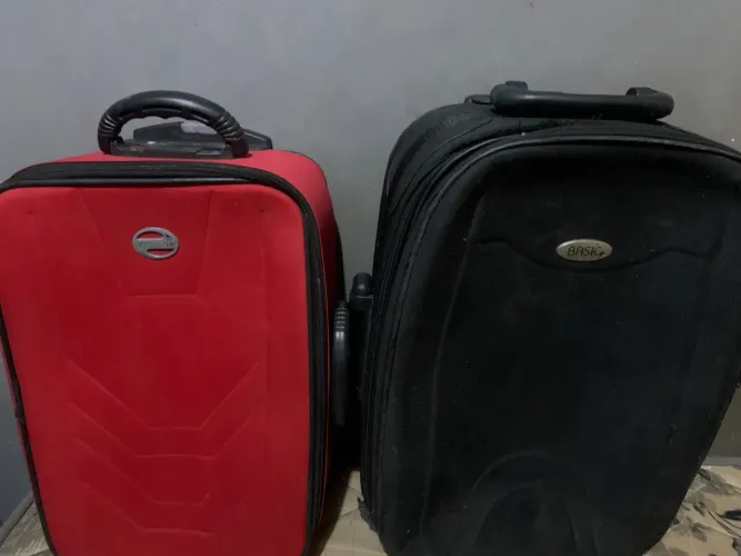 Duas malas uma em perfeito estado a outra nem tanto