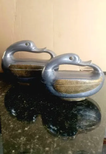Lindo par de patos decorativos em estanho e latão.  Para decorar qualquer ambiente.