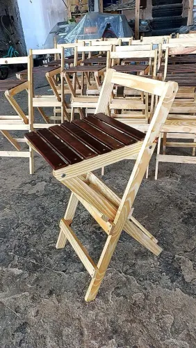 Banqueta alta. Banco de madeira <br>