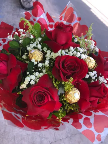 Buquê com chocolate ,buquê de aniversário, buquê romântico , buquê de presente , rosas