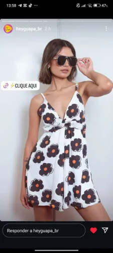 Vestido Floral com Detalhe no Decote