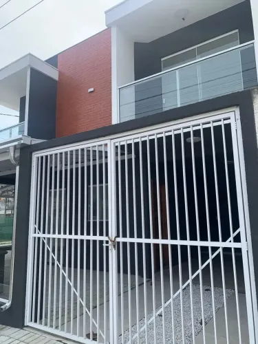 Sobrado em Balneário Piçarras com 2 suítes e excelente padrão de acabamento