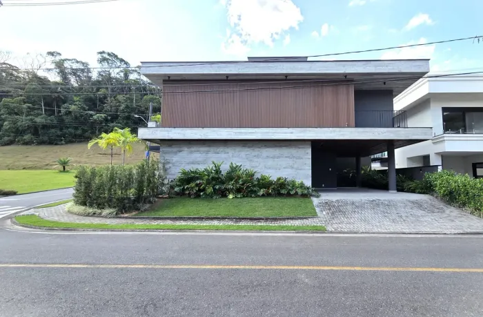 Casa em Condomínio com 3 Suítes e 234 m²