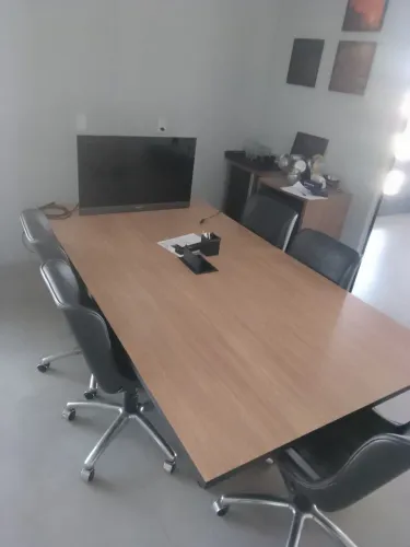 Mesa com cadeiras para escritório e reunião