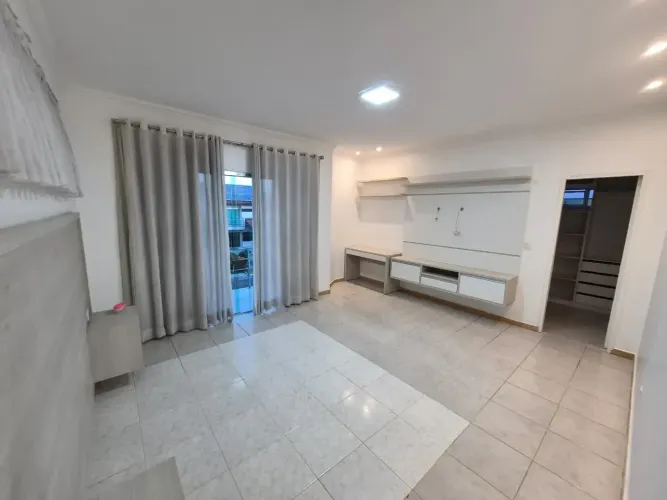 RESIDENCIAL LARANJEIRAS, 4 SUÍTES, S/ 1 TÉRREA, PISCINA, CHURRASQUEIRA, COM ARMARIOS E AR.