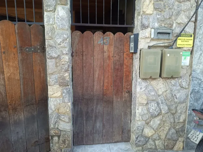 Portões de madeira Massaranduba, 1 de garagem com 2 bandas de 2 metros cada, portão sócial