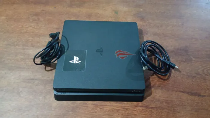 Playstation 4 slim + 3 controles originais + 15 jogos mídia física