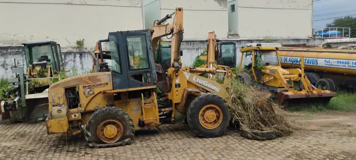 Vendo pá carregadeira LiuGong 835 2009 com pouco uso mas precisa reparo