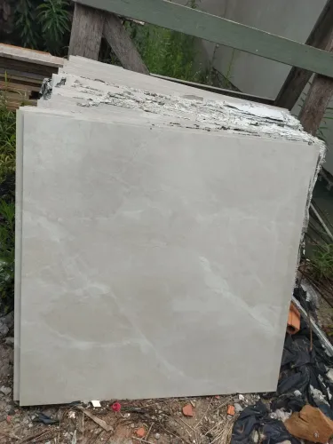 Porcelanato marmorizado polido 0,84x0,84m