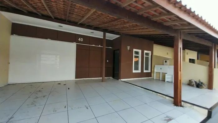 Alugo casa em Condomínio 