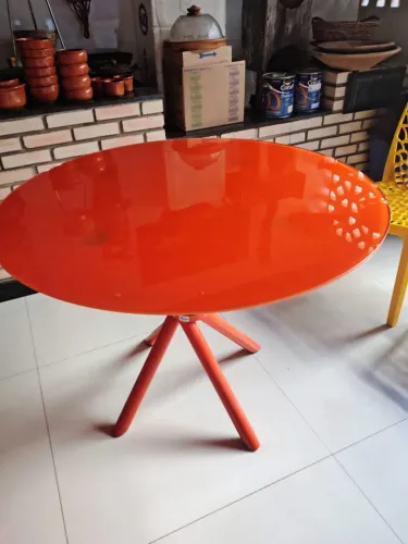Mesa de jantar redonda vermelha