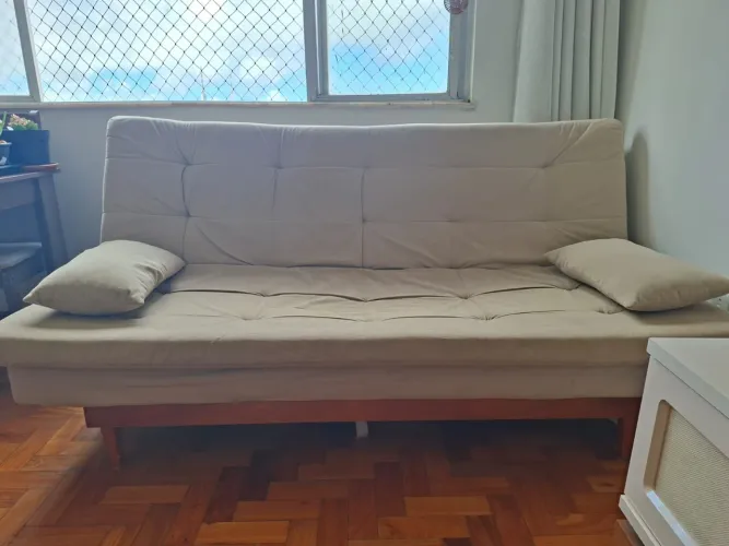 Sofá-cama Futon Casal - Estrutura de Madeira | Muito Conservado